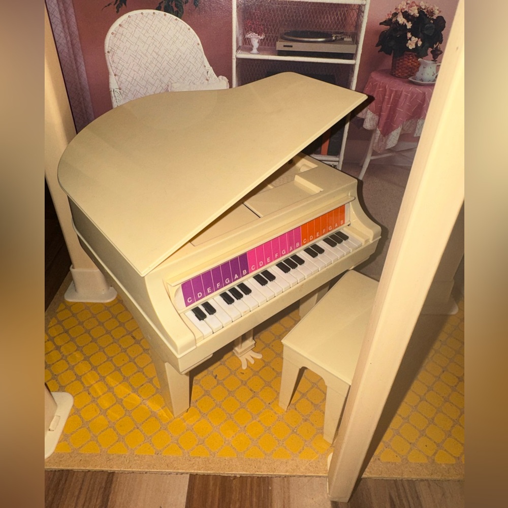 Mattel 1982 Pink Elevator Barbie Townhouse with Furniture & Accessories - Picture 6 of 16